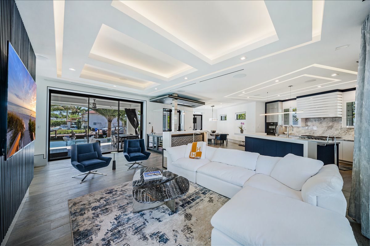 Bright open-plan living room facing the rear terrace